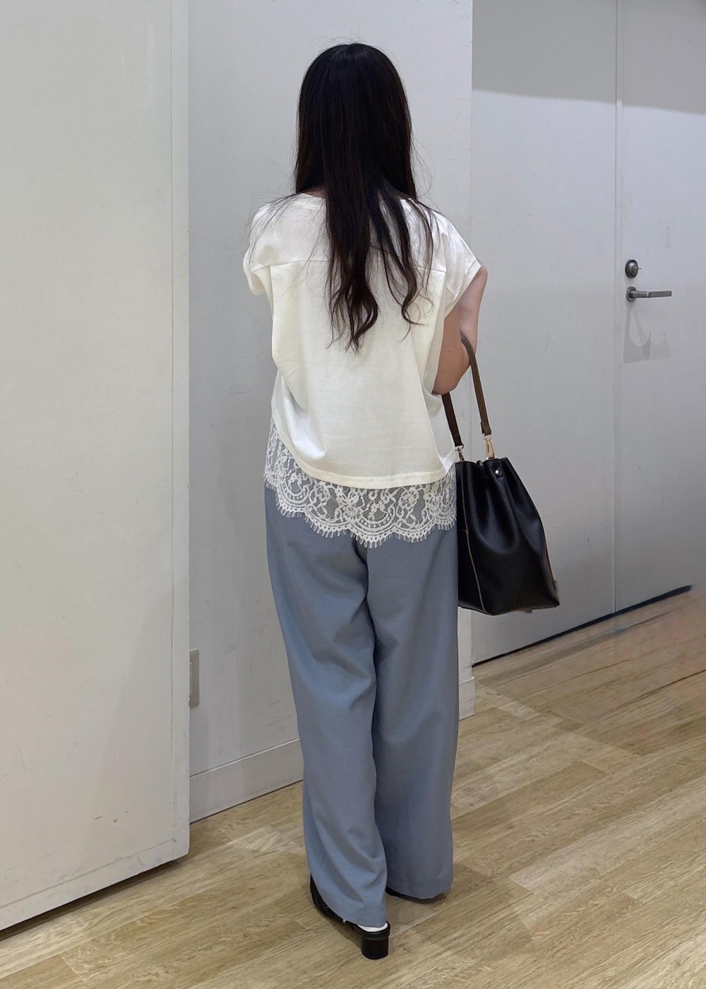 ブラック系のショルダーバッグ、ブラック系のサンダル、ブルー系のその他パンツを着用したレディースの夏コーディネートの4枚目の写真