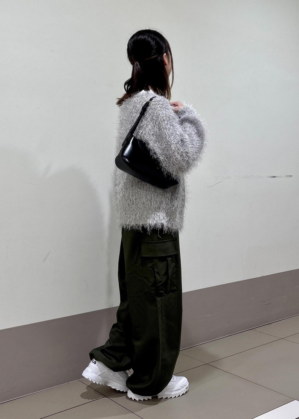 グレー系のカーディガン/ボレロ、ブラック系のショルダーバッグ、グリーン系のカーゴパンツを着用したレディースの秋コーディネートの2枚目の写真