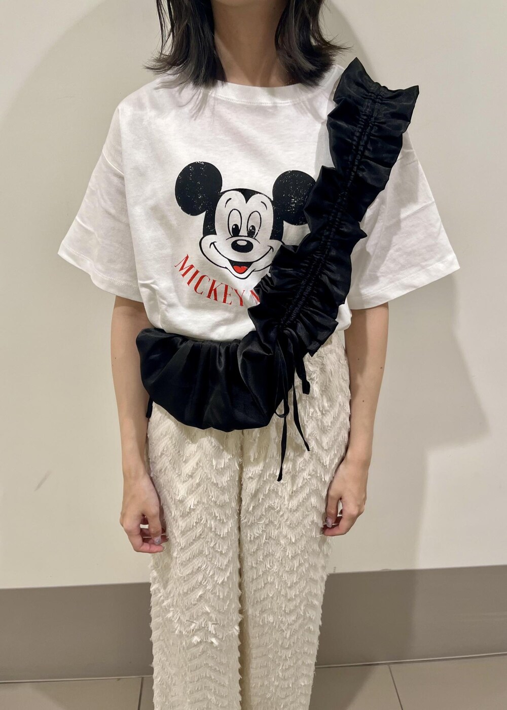 ブラック系のショルダーバッグ、ホワイト系のTシャツ/カットソー、ベージュ系のその他パンツを着用したレディースの夏コーディネートの4枚目の写真