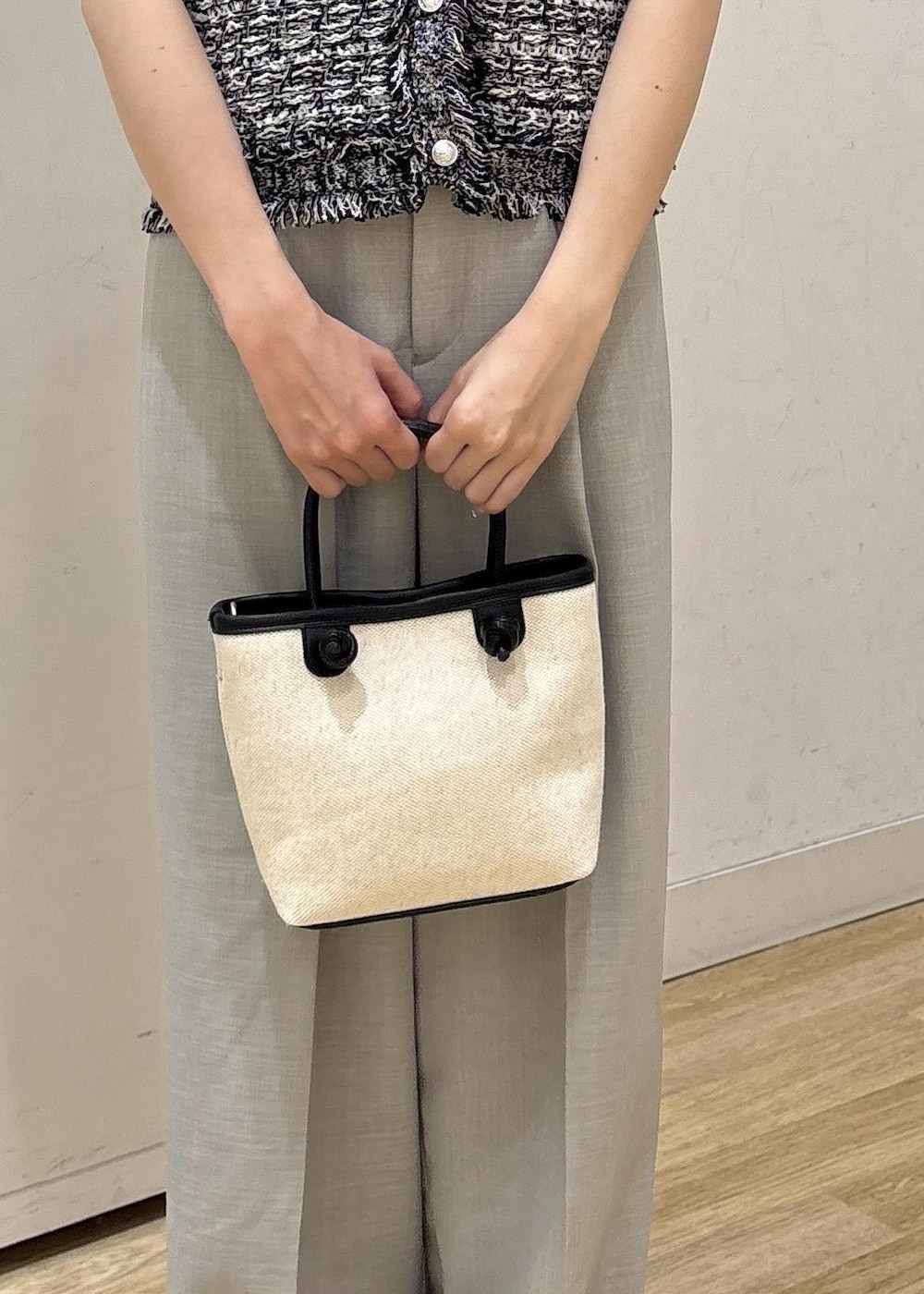 ブラック系のサンダル、グリーン系のその他パンツ、ブラック系のトートバッグを着用したレディースの夏コーディネートの8枚目の写真