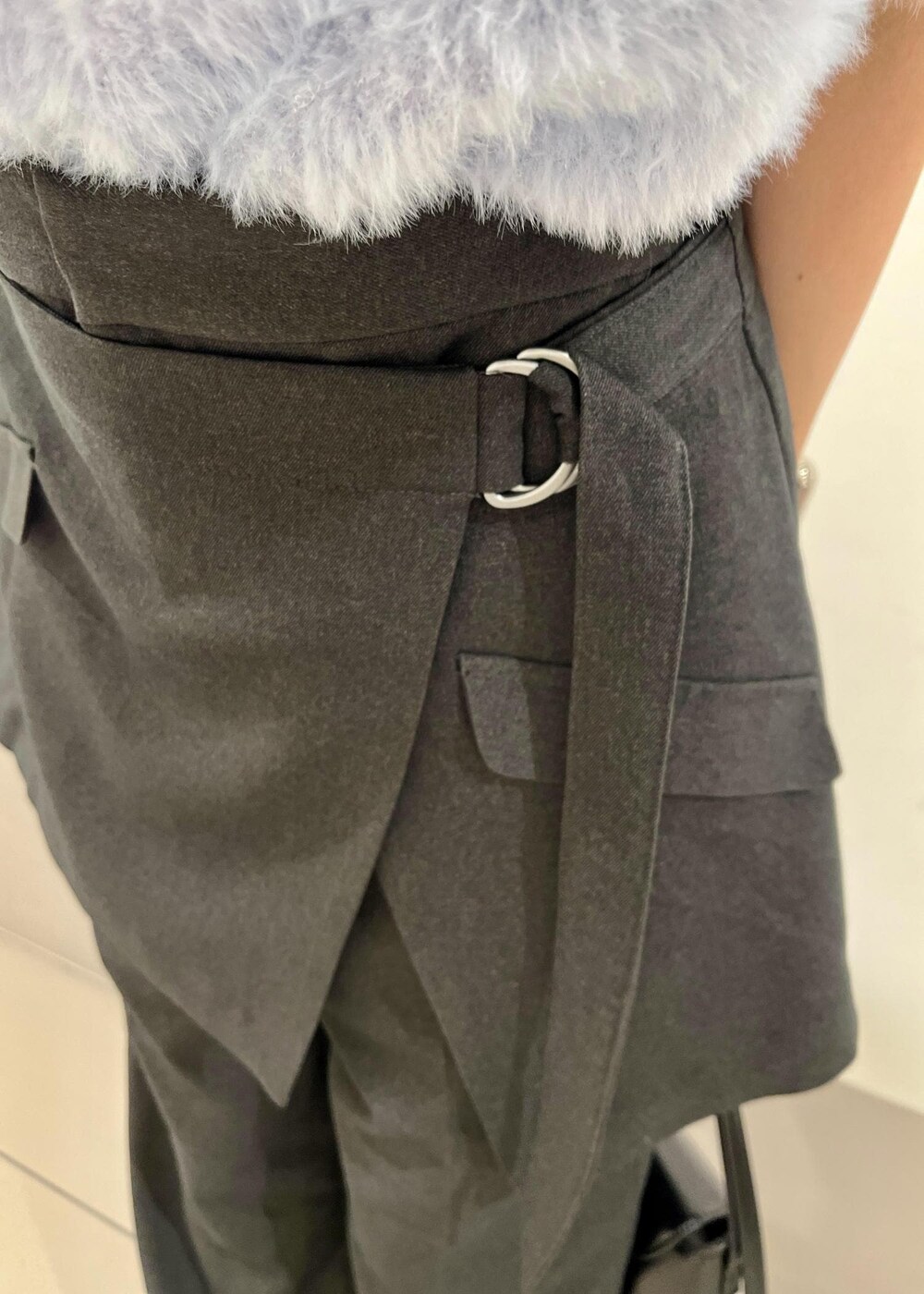 ブルー系のニット/セーター、ブラック系のショルダーバッグ、グレー系のその他パンツを着用したレディースの秋コーディネートの5枚目の写真