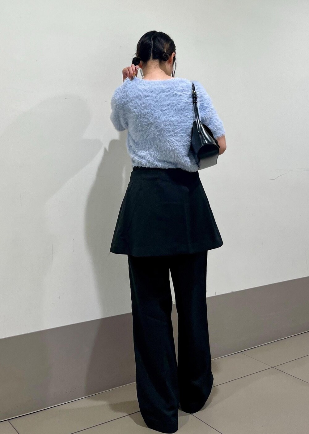 ブルー系のニット/セーター、ブラック系のショルダーバッグ、グレー系のその他パンツを着用したレディースの秋コーディネートの3枚目の写真