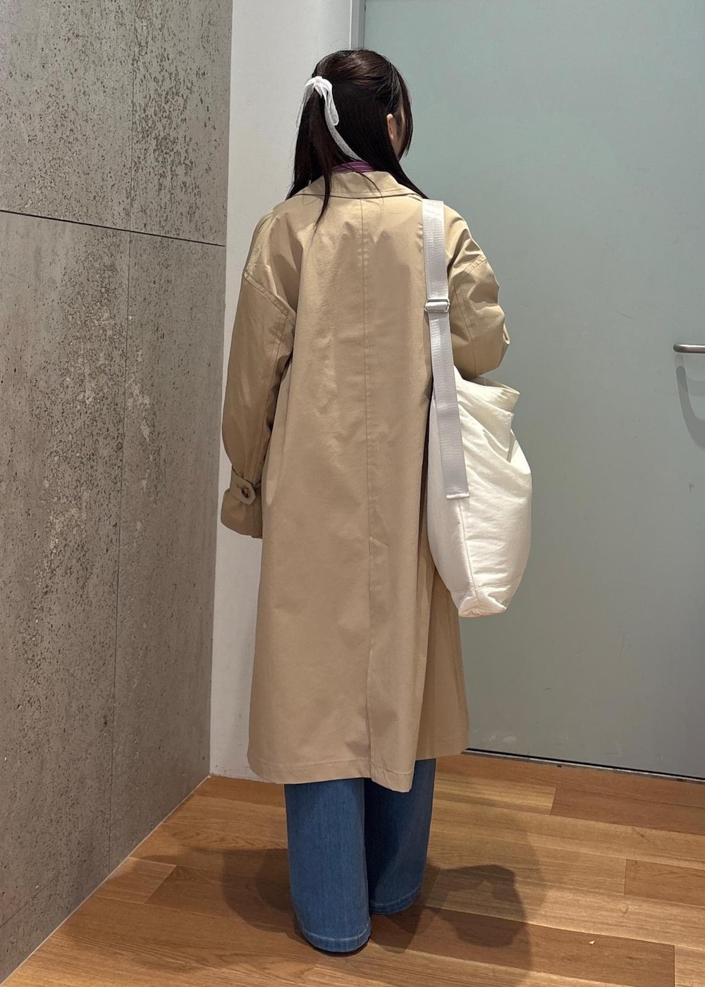 ホワイト系のトートバッグ、ブルー系のデニムパンツ、ピンク系のシャツ/ブラウスを着用したレディースの春コーディネートの4枚目の写真