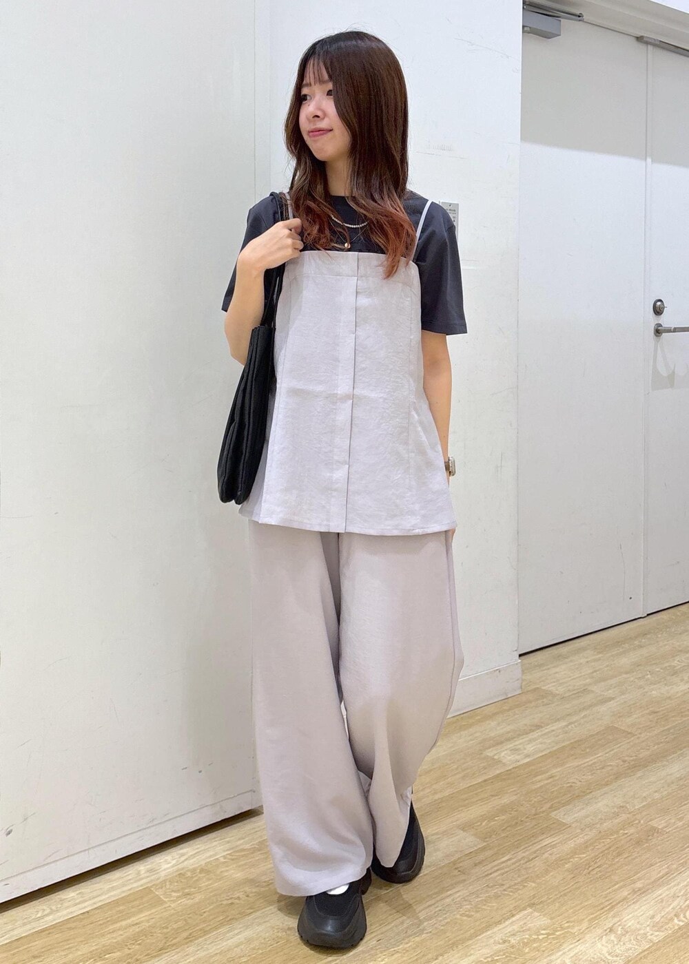 グレー系のキャミソール、グレー系のその他パンツ、グレー系のTシャツ/カットソーを着用したレディースの夏コーディネートの2枚目の写真