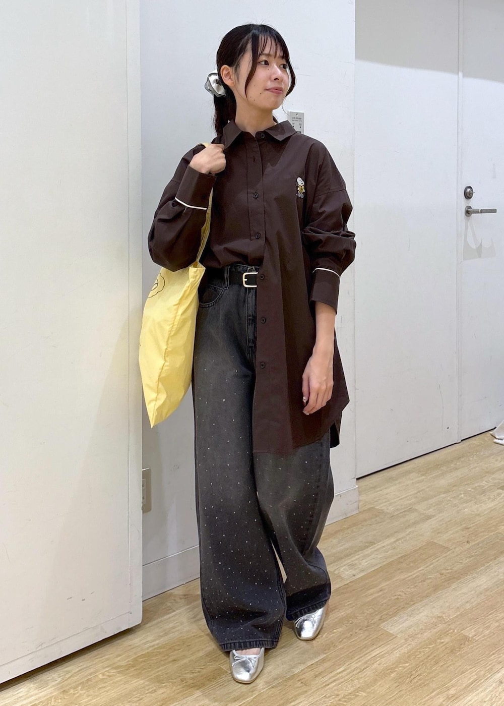 シルバー系のバレエシューズ、ブラック系のデニムパンツ、ブラウン系のシャツ/ブラウスを着用したレディースの秋コーディネートの2枚目の写真