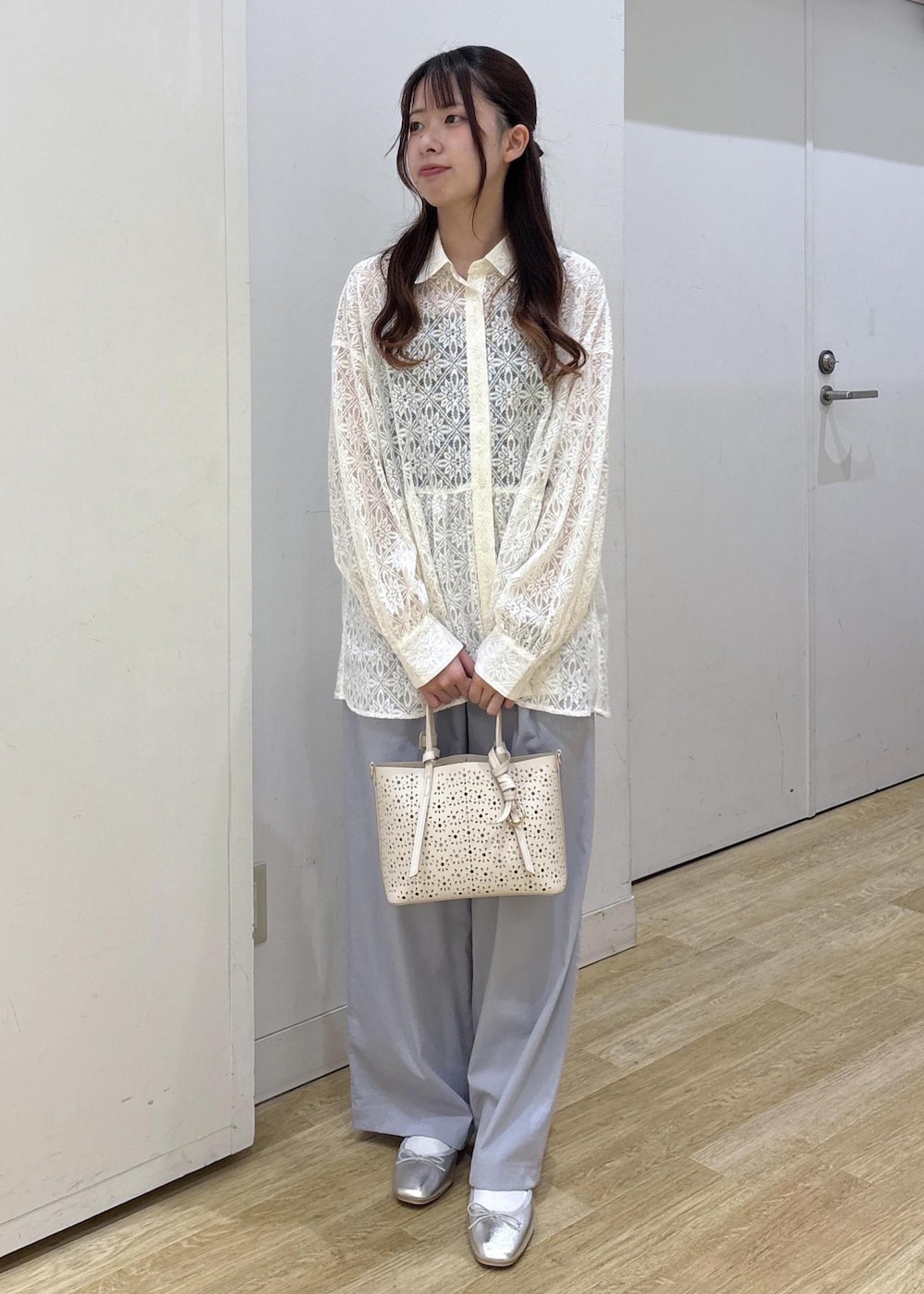 ホワイト系のショルダーバッグ、ホワイト系のシャツ/ブラウス、シルバー系のバレエシューズを着用したレディースの春コーディネートの2枚目の写真