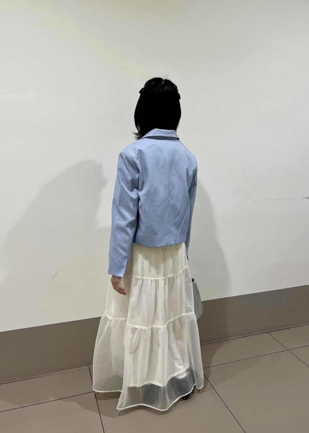 ブラック系のローファー、シルバー系のハンドバッグ、ホワイト系のTシャツ/カットソーを着用したレディースの春コーディネートの3枚目の写真