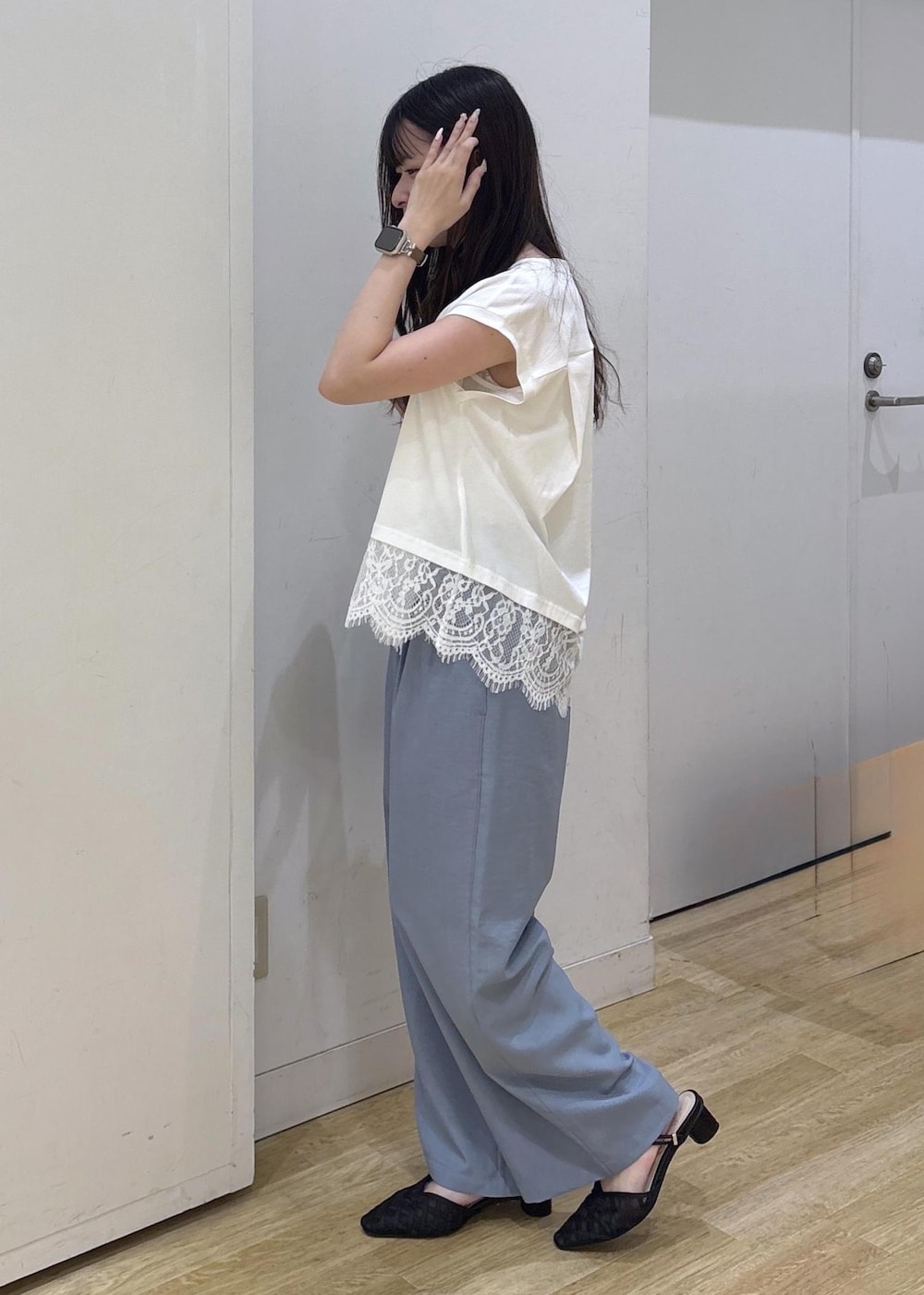ブラック系のショルダーバッグ、ブラック系のサンダル、ブルー系のその他パンツを着用したレディースの夏コーディネートの5枚目の写真