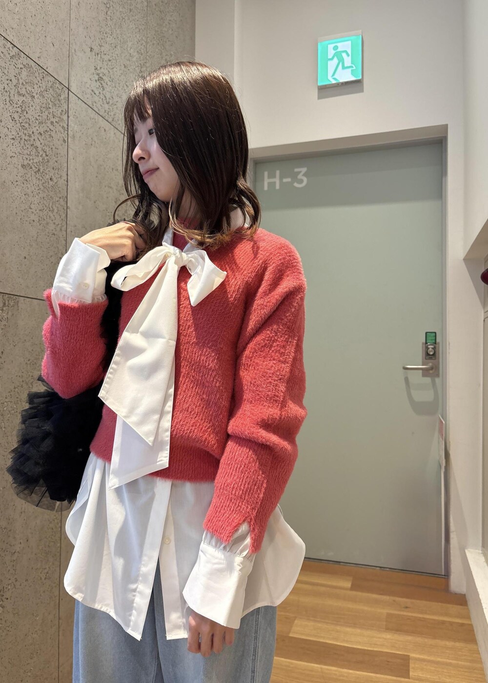 ブルー系のデニムパンツ、ホワイト系のシャツ/ブラウス、ピンク系のニット/セーターを着用したレディースの冬コーディネートの5枚目の写真