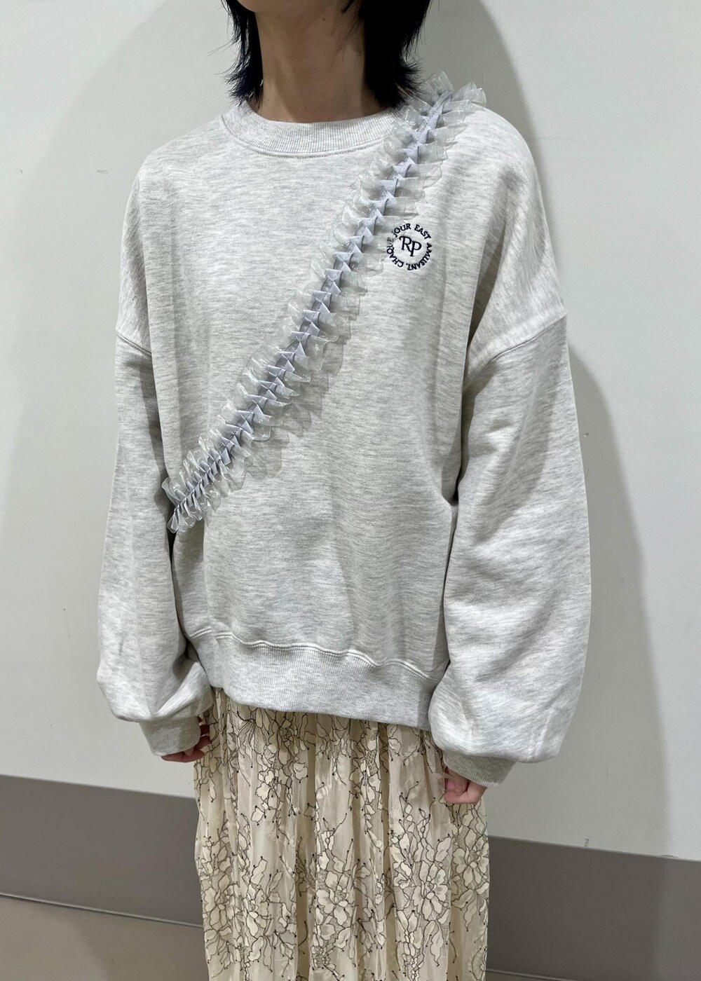 ブラック系のローファー、グレー系のスウェット、ホワイト系のスカートを着用したレディースの春コーディネートの3枚目の写真