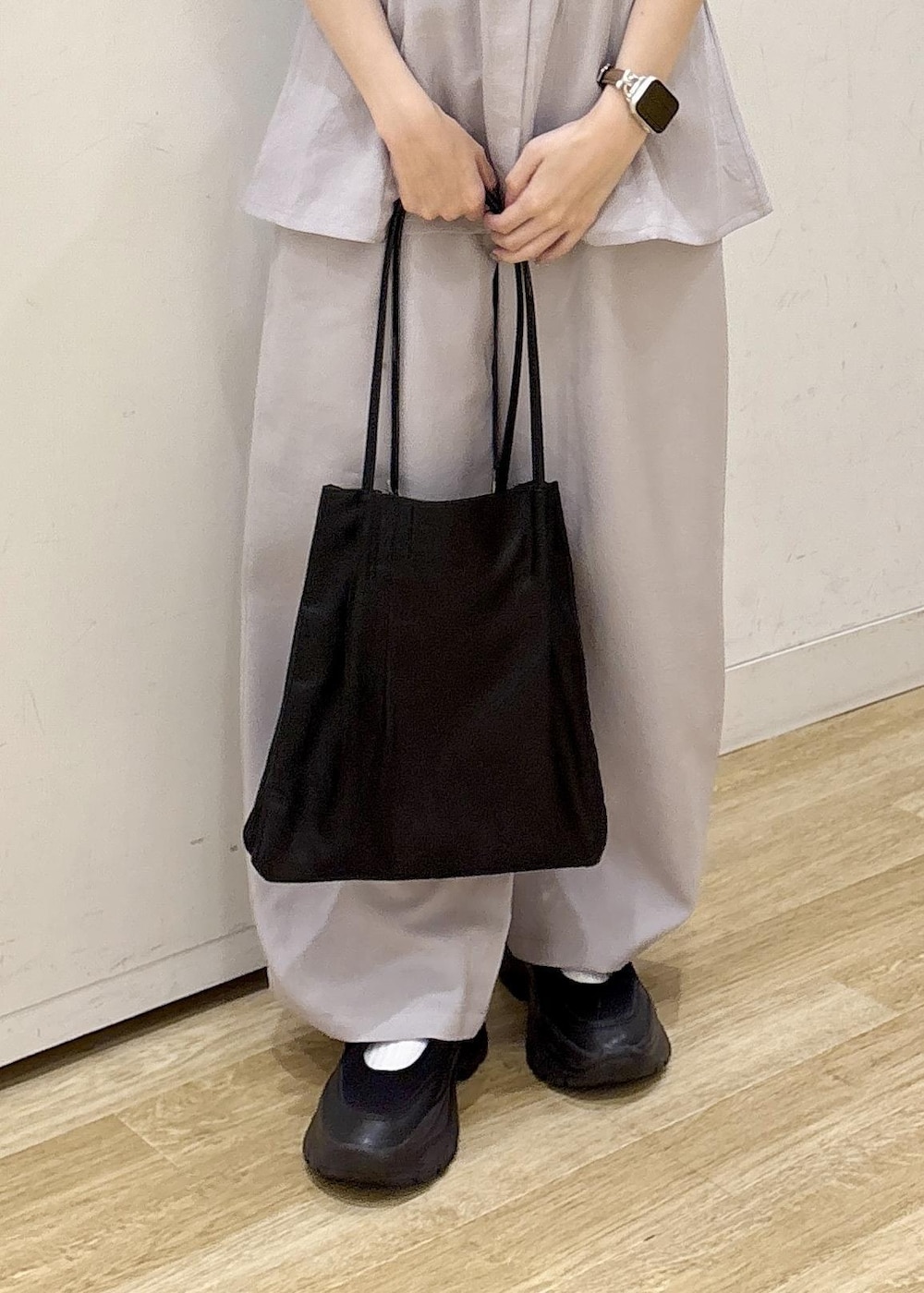 グレー系のキャミソール、グレー系のその他パンツ、グレー系のTシャツ/カットソーを着用したレディースの夏コーディネートの7枚目の写真