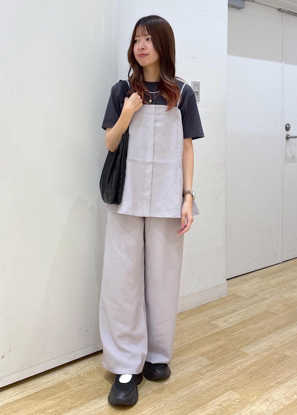 グレー系のキャミソール、グレー系のその他パンツ、グレー系のTシャツ/カットソーを着用したレディースの夏コーディネートの3枚目の写真