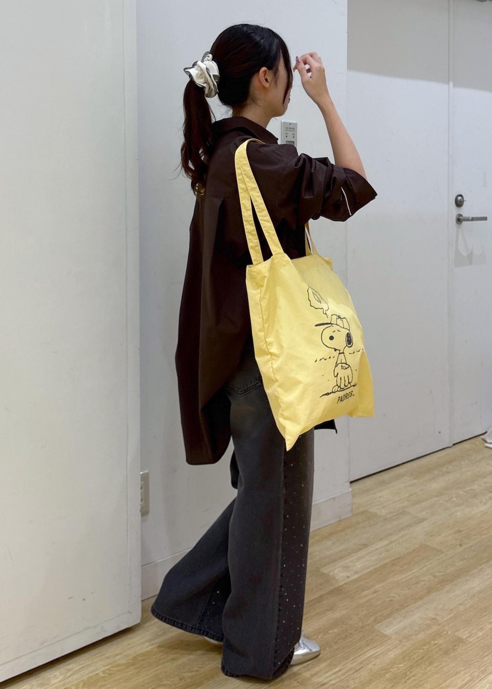 シルバー系のバレエシューズ、ブラック系のデニムパンツ、ブラウン系のシャツ/ブラウスを着用したレディースの秋コーディネートの4枚目の写真