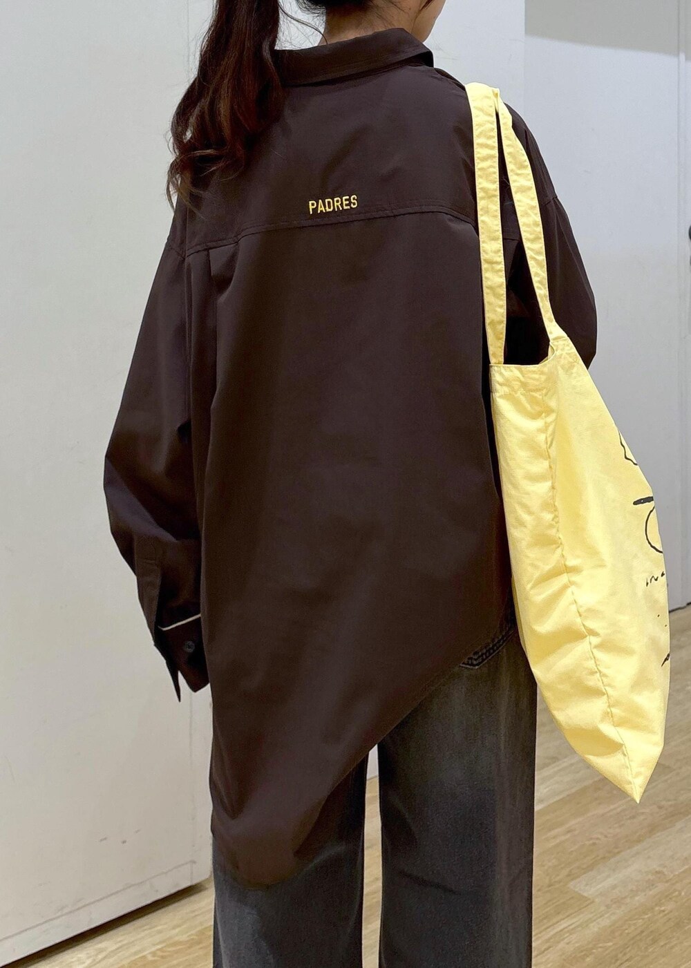 シルバー系のバレエシューズ、ブラック系のデニムパンツ、ブラウン系のシャツ/ブラウスを着用したレディースの秋コーディネートの6枚目の写真