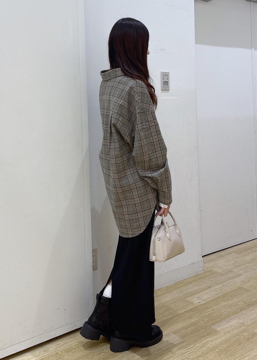 ベージュ系のシャツ/ブラウス、ホワイト系のTシャツ/カットソー、ブラック系のスカートを着用したレディースの秋コーディネートの5枚目の写真