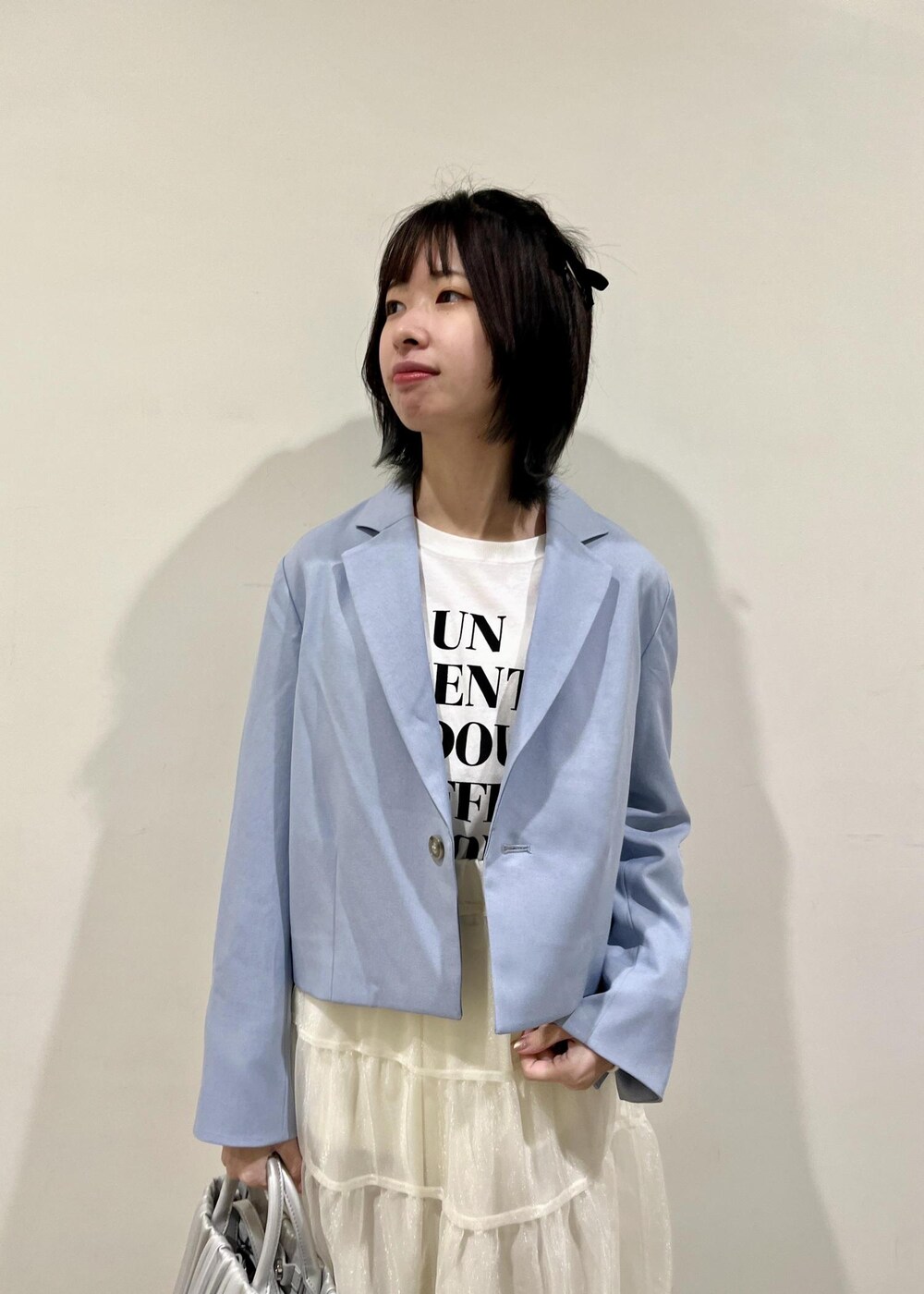 ブラック系のローファー、シルバー系のハンドバッグ、ホワイト系のTシャツ/カットソーを着用したレディースの春コーディネートの4枚目の写真