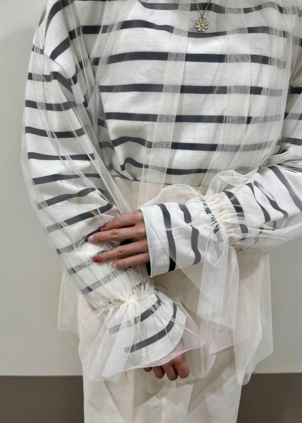 ホワイト系のスカート、ホワイト系のシャツ/ブラウス、ホワイト系のTシャツ/カットソーを着用したレディースの春コーディネートの5枚目の写真