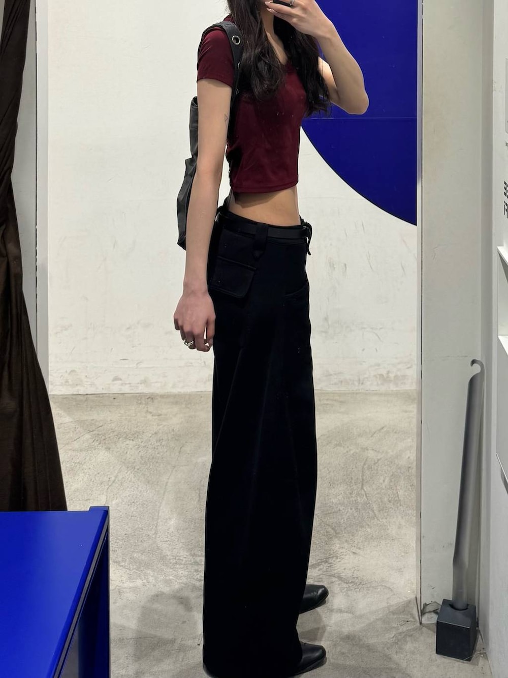 レッド系のTシャツ/カットソー、ブラック系のスウェットパンツを着用したレディースの春コーディネートの2枚目の写真