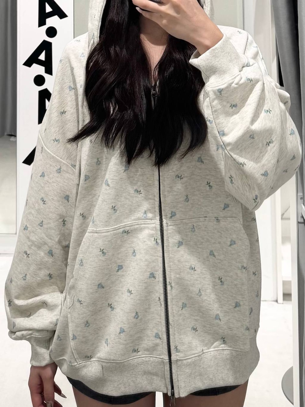 ブラック系のブーツ、グレー系のその他パンツを着用したレディースの秋コーディネートの3枚目の写真