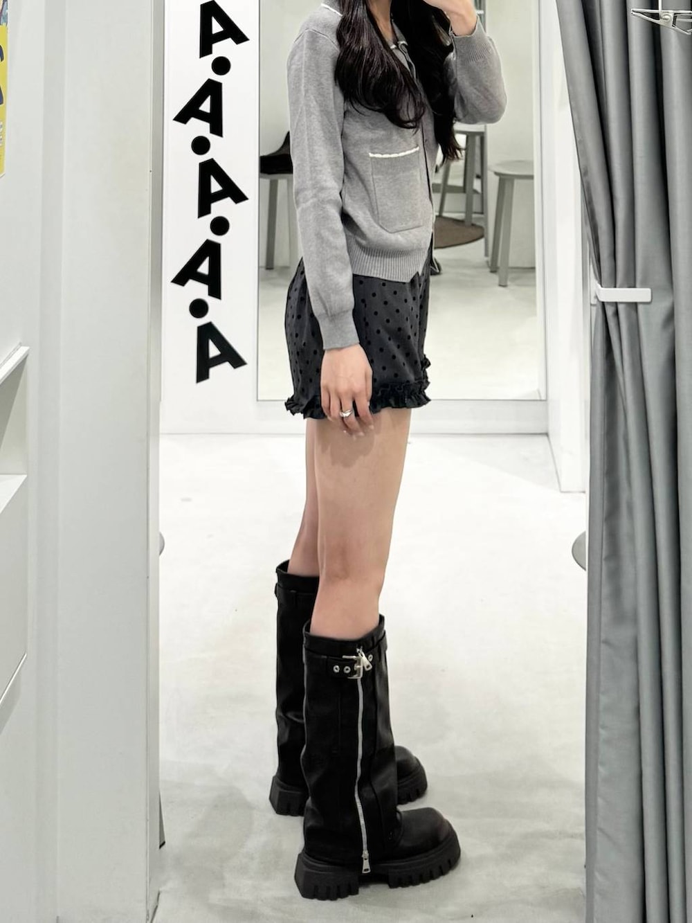 グレー系のその他パンツ、グレー系のニット/セーター、ブラウン系のブーツを着用したレディースの秋コーディネートの2枚目の写真