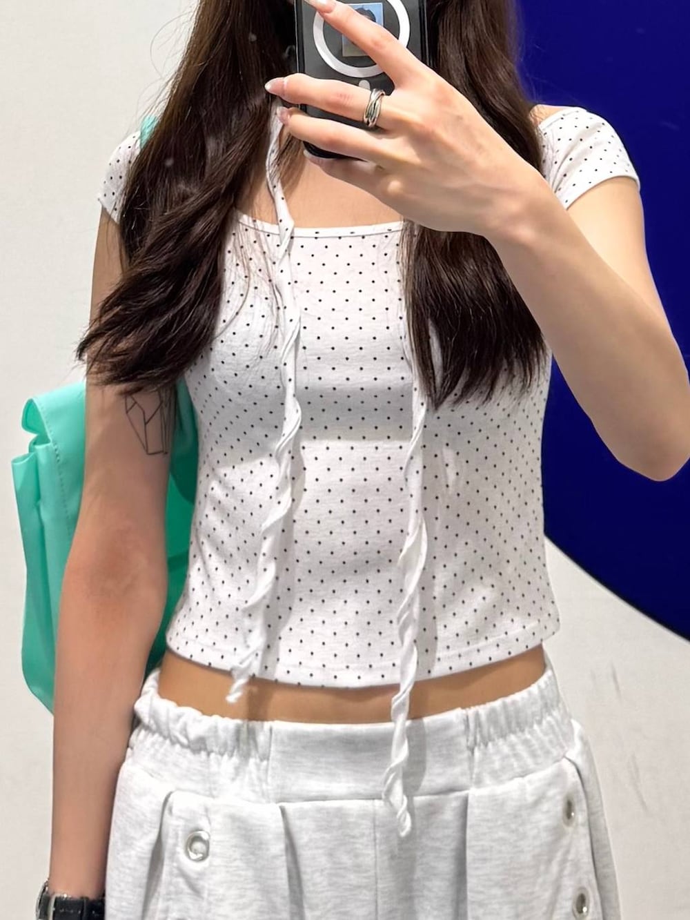 ホワイト系のTシャツ/カットソー、グリーン系のショルダーバッグ、ベージュ系のスウェットパンツを着用したレディースの夏コーディネートの3枚目の写真