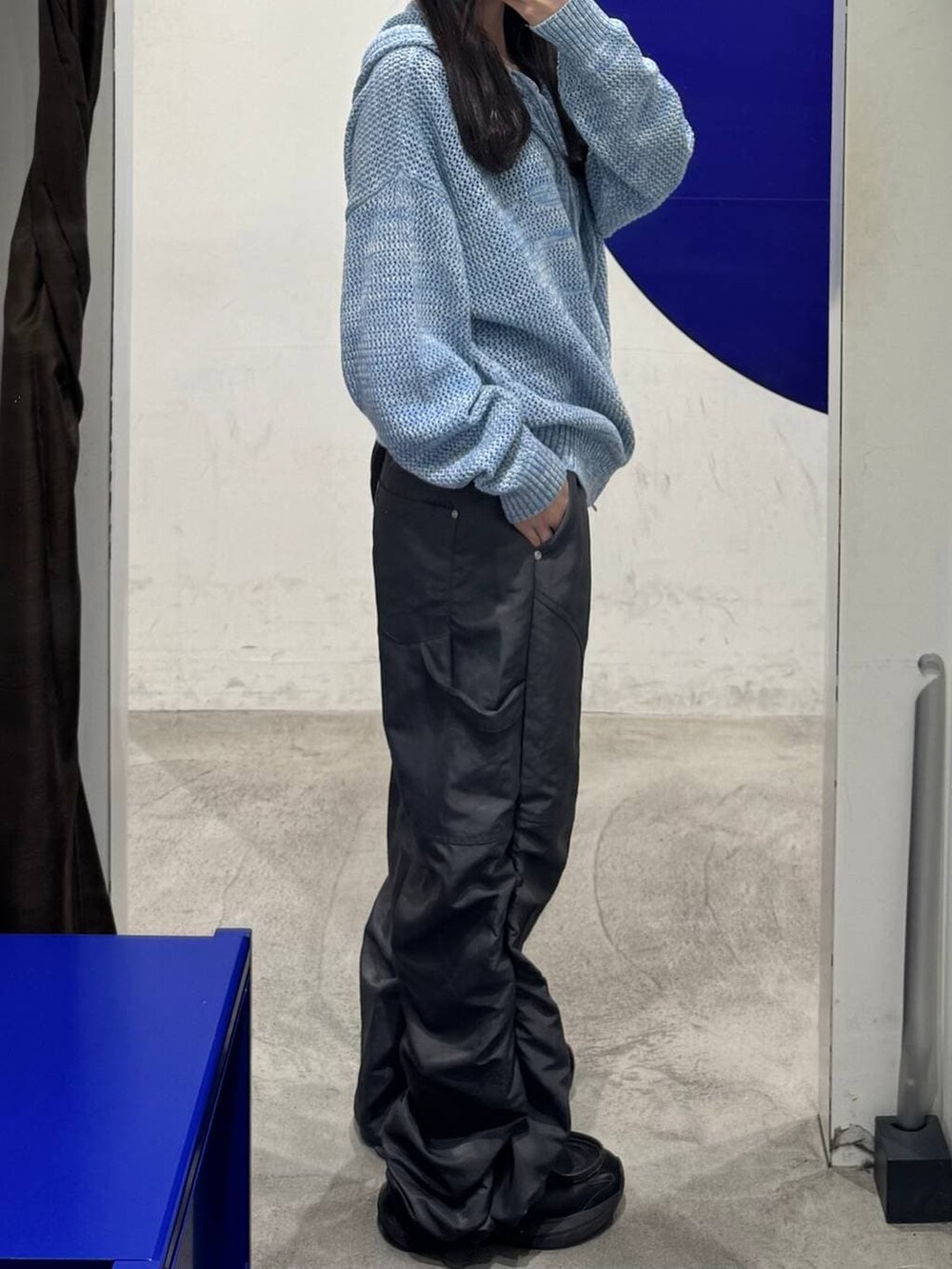 グレー系のその他パンツ、ブルー系のパーカーを着用したレディースの春コーディネートの2枚目の写真