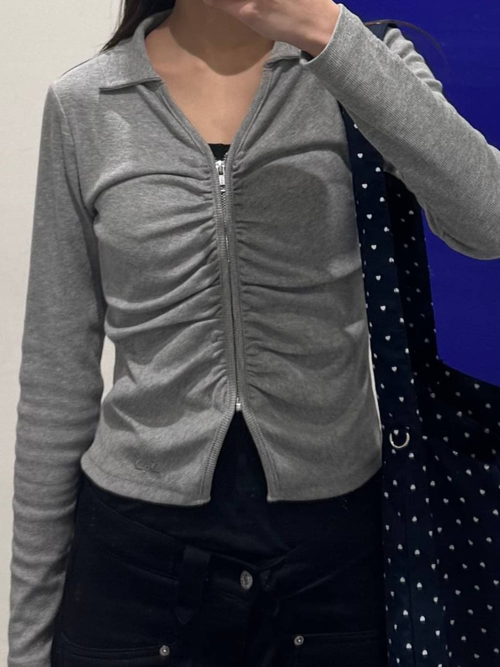 その他のトートバッグ、グレー系のTシャツ/カットソー、ブラック系のスウェットパンツを着用したレディースの春コーディネートの3枚目の写真