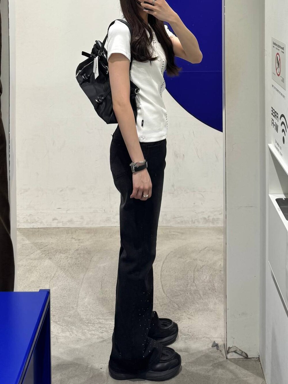 ホワイト系のTシャツ/カットソー、ブラック系のデニムパンツを着用したレディースの夏コーディネートの2枚目の写真
