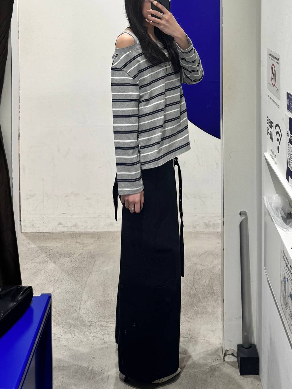 ホワイト系のパンプス、ブラック系のその他パンツ、グレー系のTシャツ/カットソーを着用したレディースの冬コーディネートの2枚目の写真