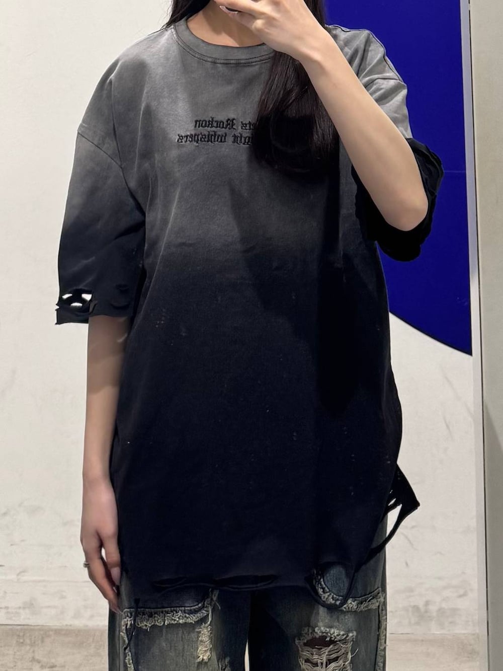 グレー系のTシャツ/カットソー、ブルー系のデニムパンツを着用したレディースの春コーディネートの3枚目の写真