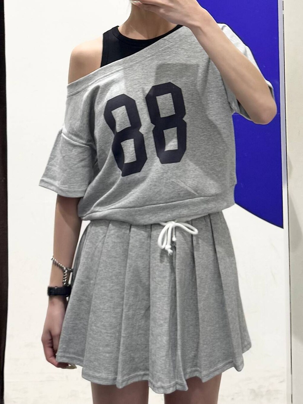 ブラック系のタンクトップ、グレー系のワンピースを着用したレディースの夏コーディネートの3枚目の写真