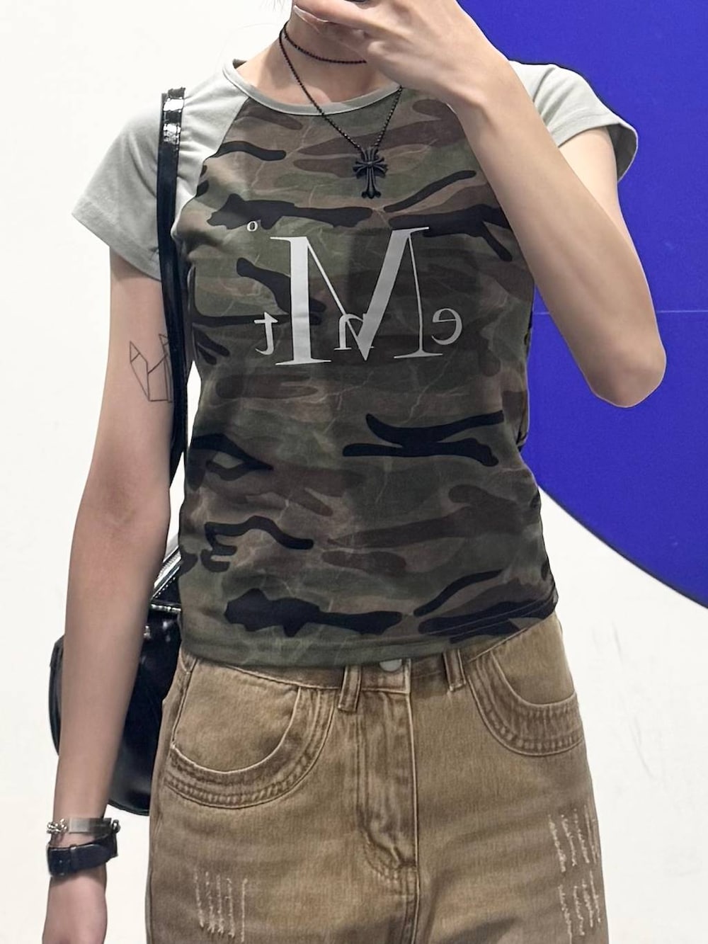 イエロー系のデニムパンツ、ベージュ系のTシャツ/カットソーを着用したレディースの夏コーディネートの3枚目の写真