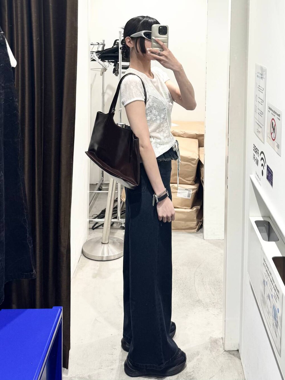 ブルー系のデニムパンツを着用したレディースの夏コーディネートの2枚目の写真