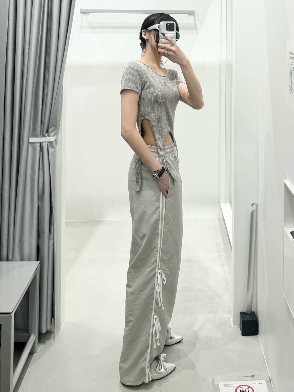 グレー系のその他パンツ、グレー系のTシャツ/カットソーを着用したレディースの夏コーディネートの2枚目の写真