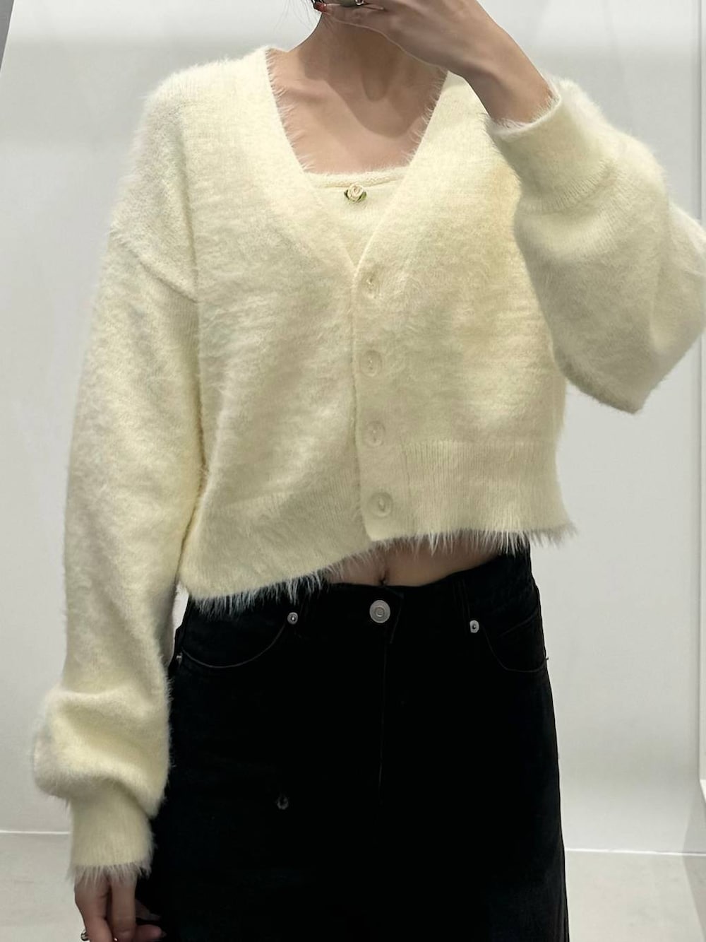 ホワイト系のカーディガン/ボレロ、その他のデニムパンツを着用したレディースの秋コーディネートの2枚目の写真