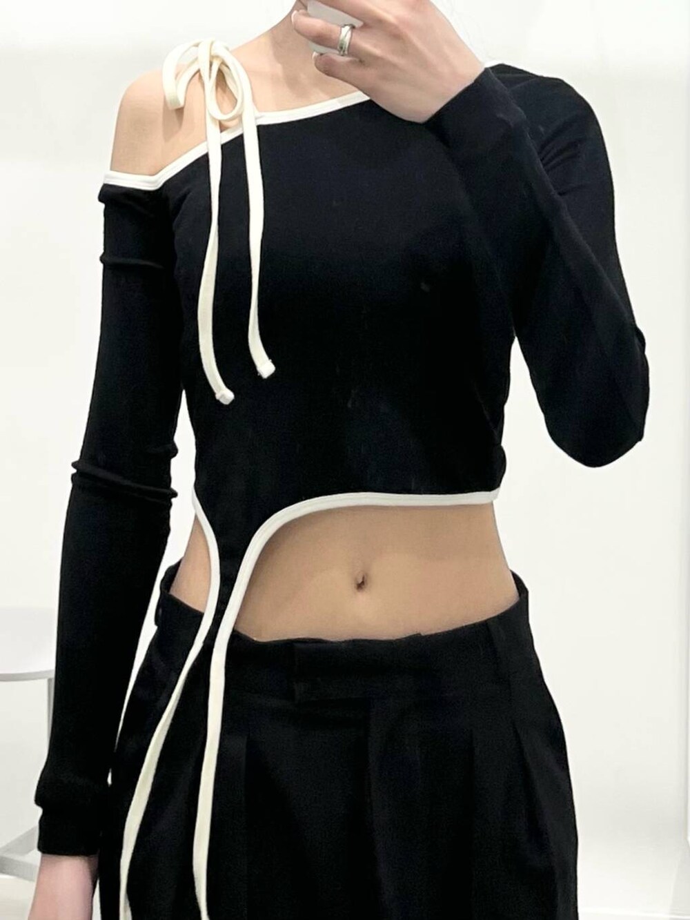 シルバー系のブーツ、ブラック系のスラックスを着用したレディースの冬コーディネートの3枚目の写真