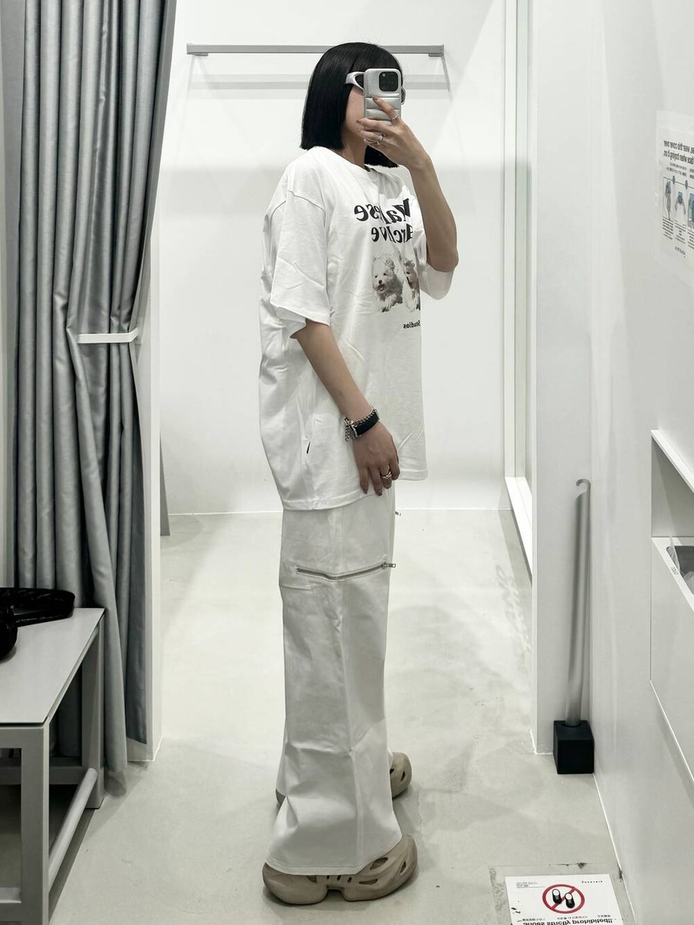 ホワイト系のTシャツ/カットソー、ホワイト系のその他パンツを着用したレディースの春コーディネートの2枚目の写真