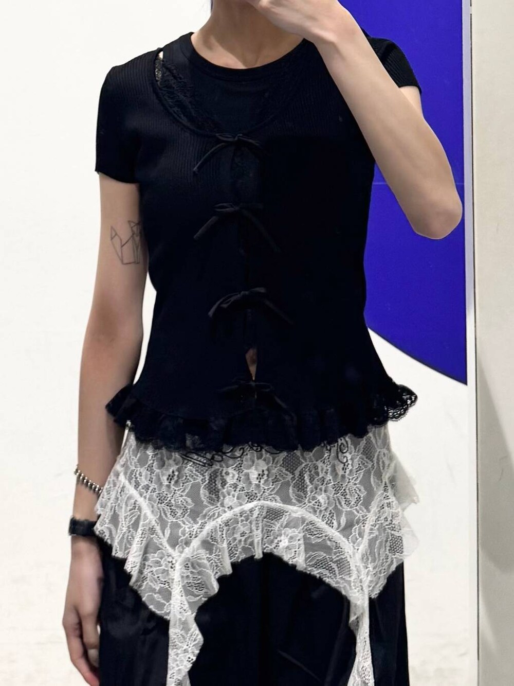 ブラック系のその他パンツ、ブラック系のニット/セーターを着用したレディースの夏コーディネートの3枚目の写真