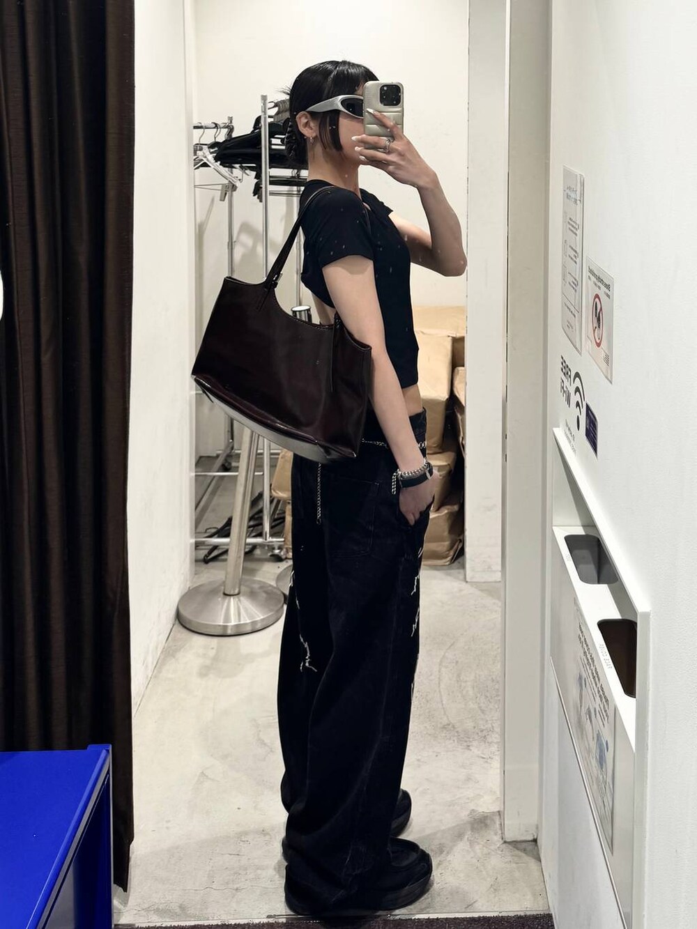 ブラック系のTシャツ/カットソー、ブラック系のデニムパンツを着用したレディースの夏コーディネートの2枚目の写真