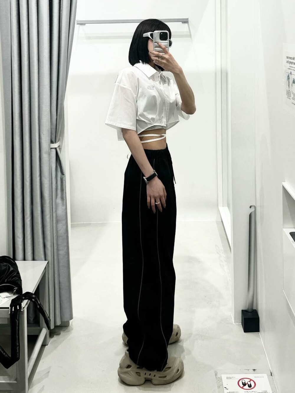 ブラック系のその他パンツ、ホワイト系のシャツ/ブラウスを着用したレディースの春コーディネートの2枚目の写真