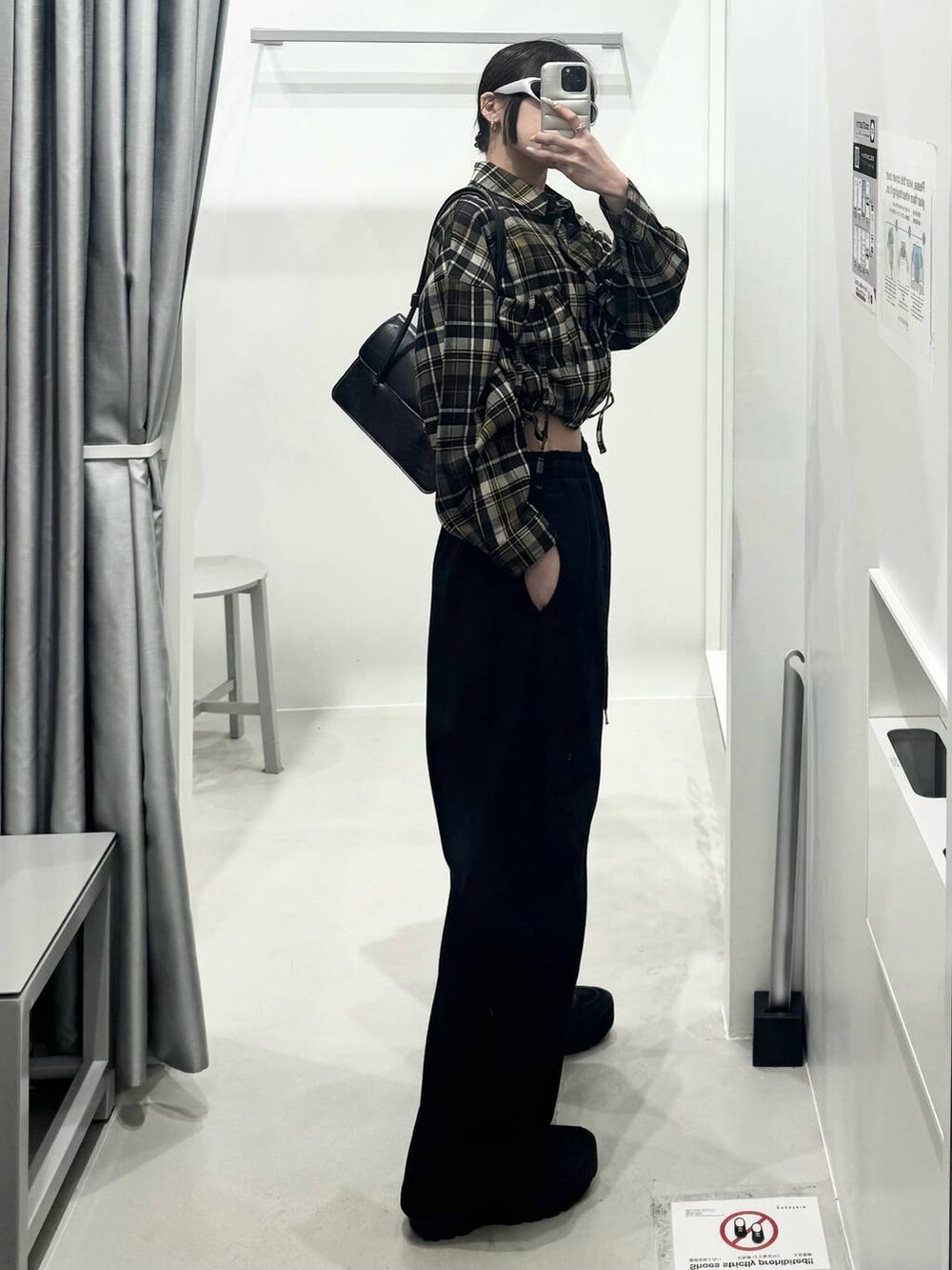 イエロー系のシャツ/ブラウス、ブラック系のスウェットパンツを着用したレディースの冬コーディネートの2枚目の写真