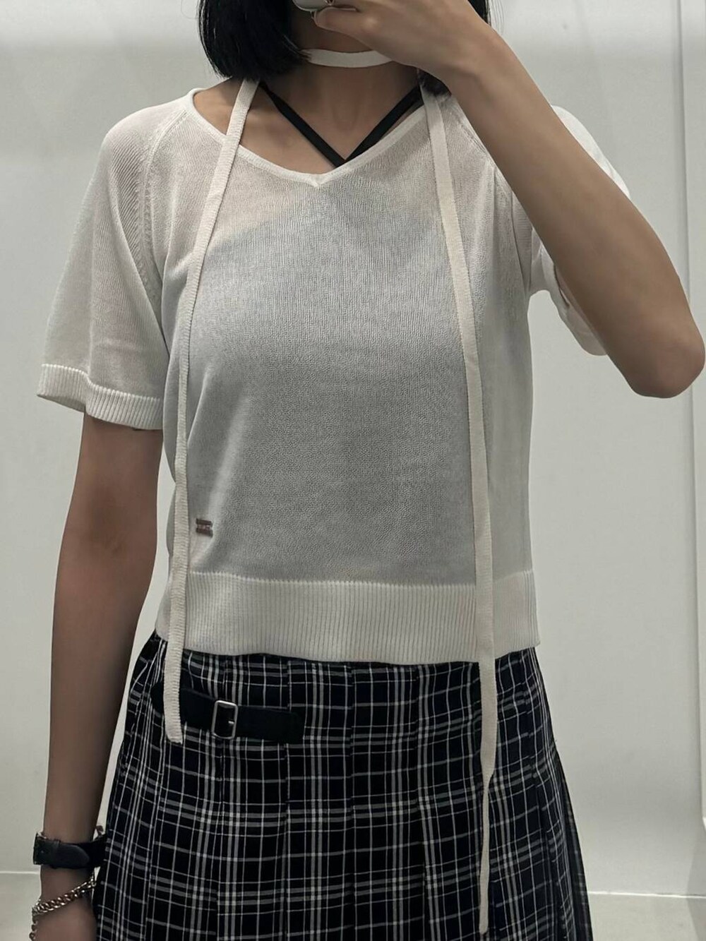 ブルー系のスカートを着用したレディースの夏コーディネートの3枚目の写真