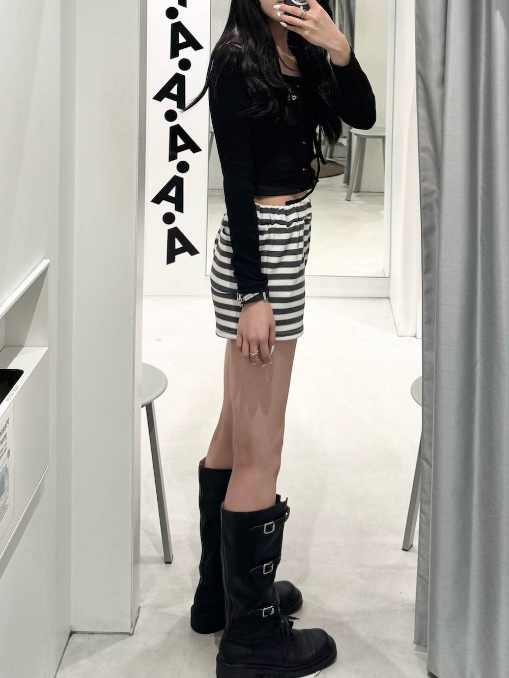 ベージュ系のその他パンツ、ブラック系のブーツ、ブラック系のTシャツ/カットソーを着用したレディースの秋コーディネートの2枚目の写真