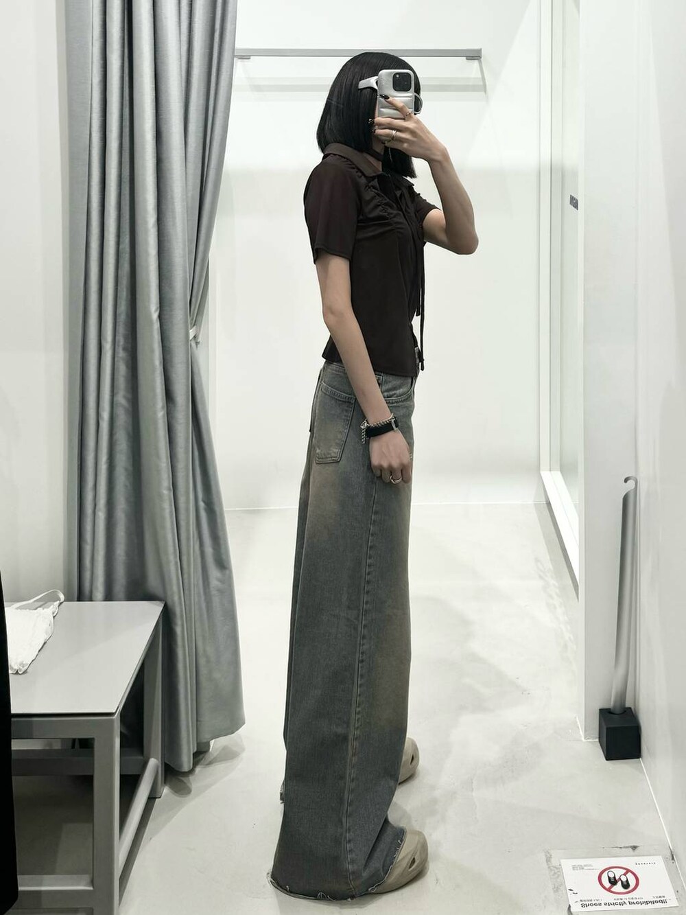 ブルー系のデニムパンツ、ブラウン系のTシャツ/カットソーを着用したレディースの夏コーディネートの2枚目の写真