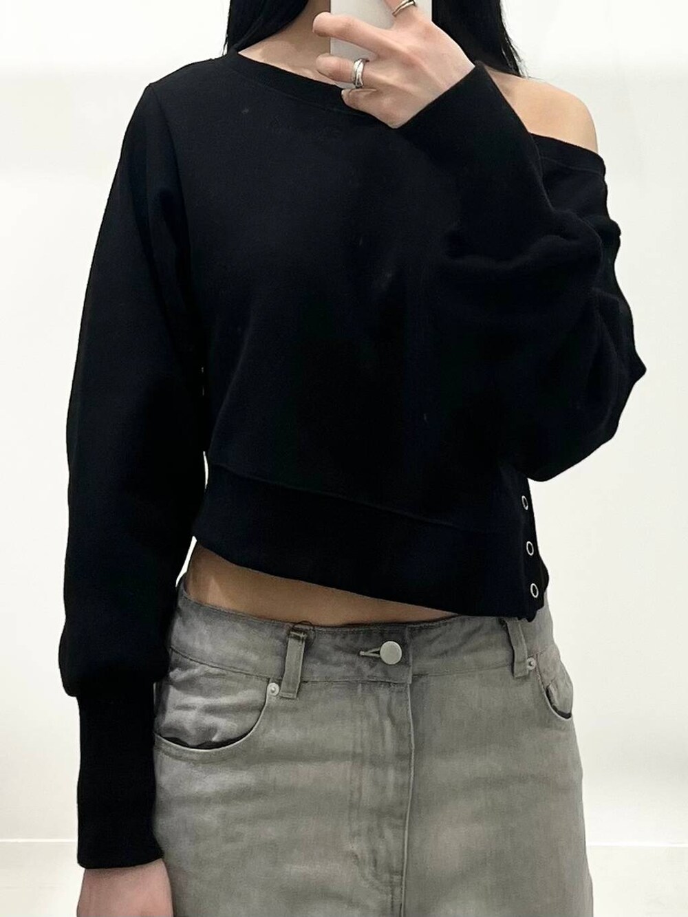 ブラック系のデニムパンツを着用したレディースの春コーディネートの3枚目の写真