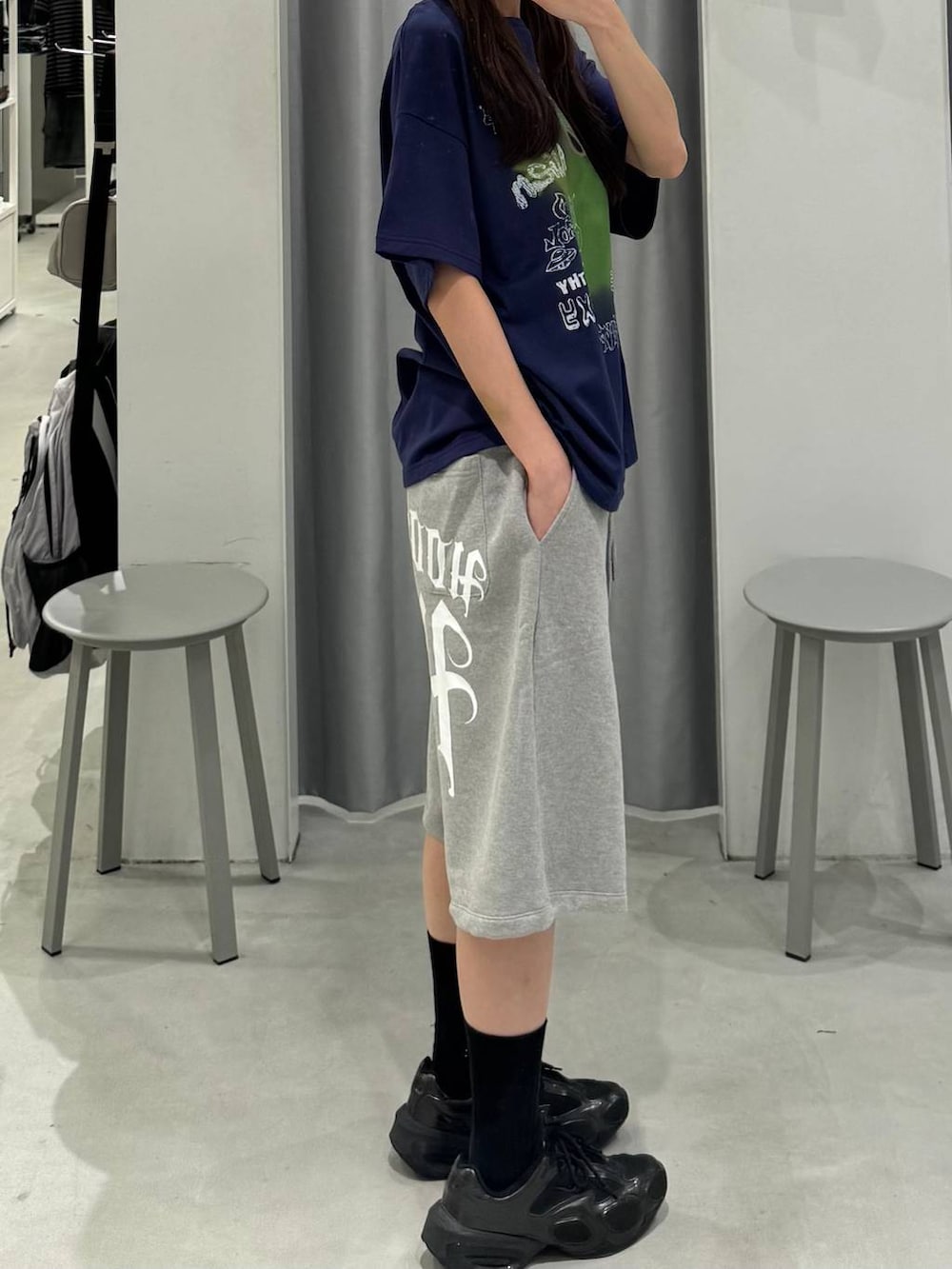 ブルー系のTシャツ/カットソー、グレー系のスウェットパンツを着用したレディースの夏コーディネートの3枚目の写真