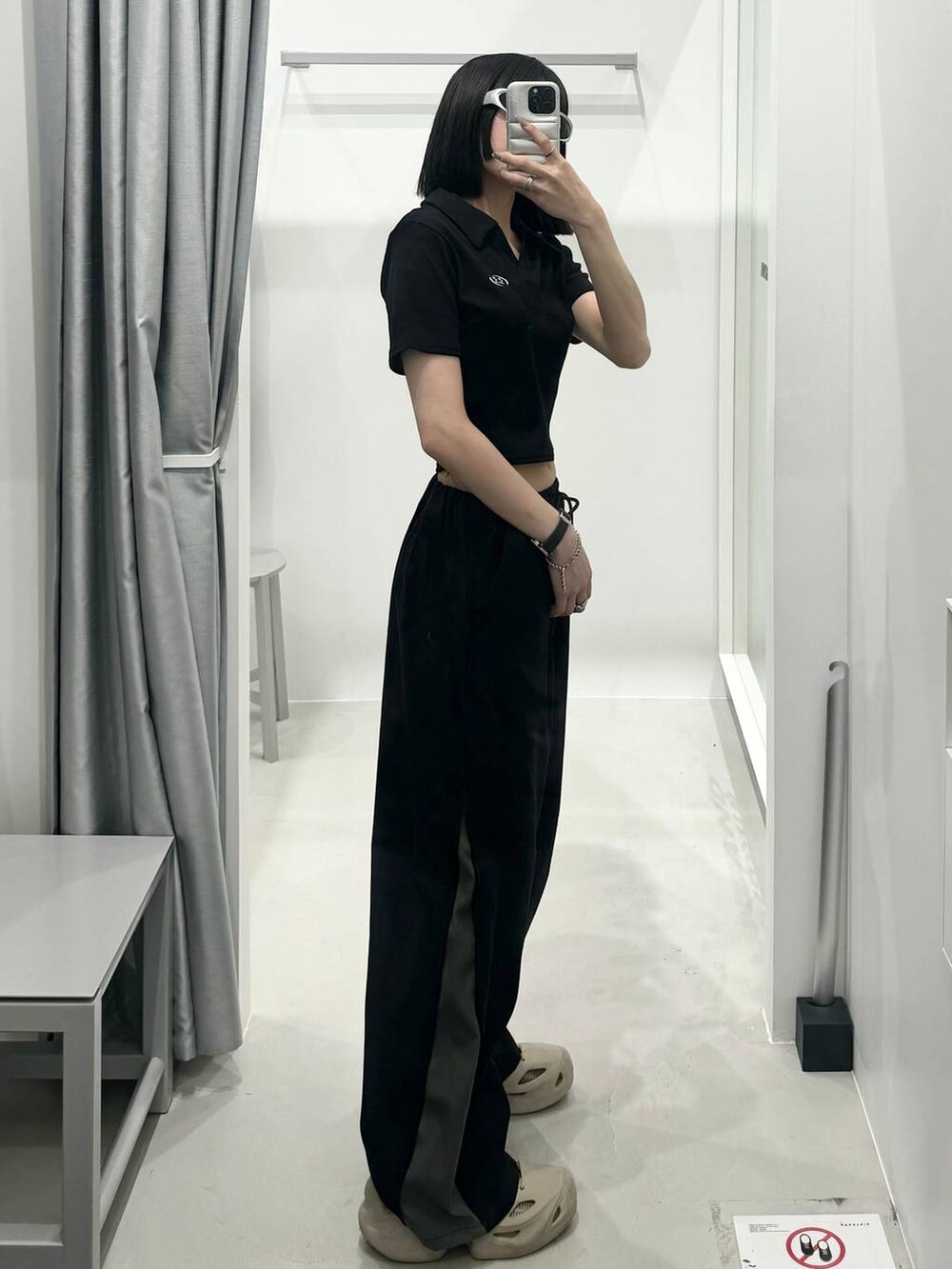 ブラック系のカーゴパンツ、ブラック系のTシャツ/カットソーを着用したレディースの夏コーディネートの2枚目の写真