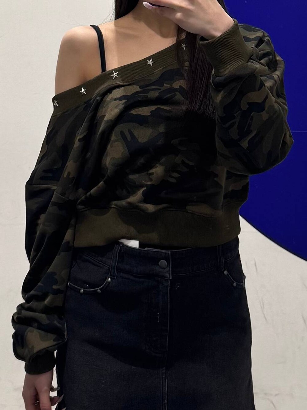 ブラック系のブーツ、ブラック系のデニムスカートを着用したレディースの冬コーディネートの3枚目の写真