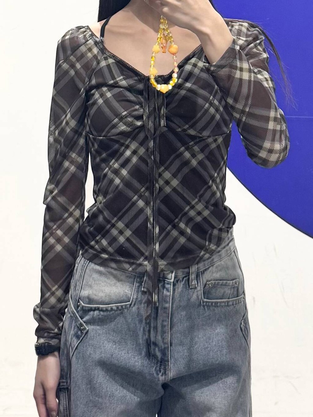 イエロー系のブーツ、ブルー系のデニムパンツ、ブラック系のTシャツ/カットソーを着用したレディースの秋コーディネートの3枚目の写真