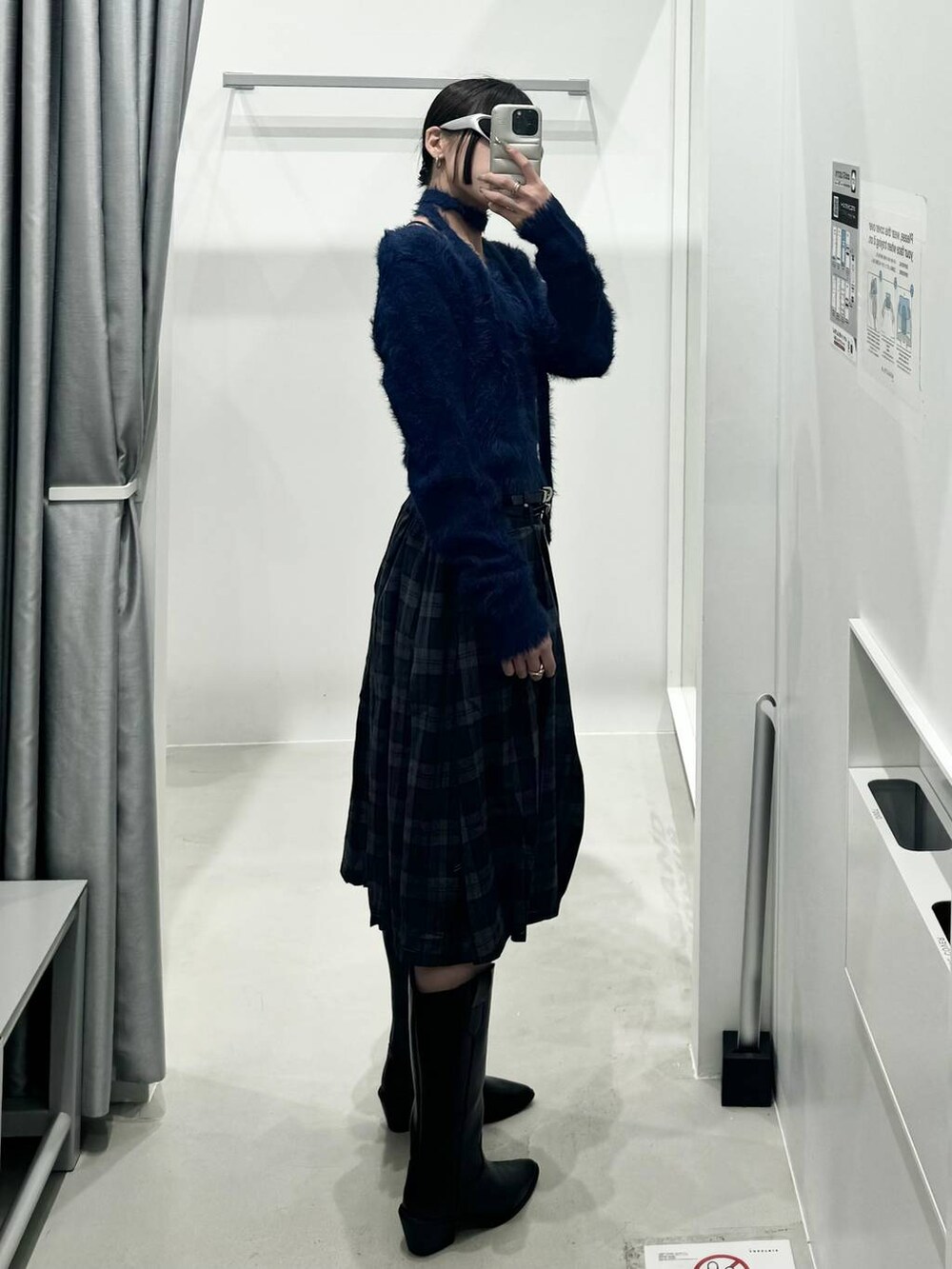 グレー系のスカート、ブルー系のニット/セーターを着用したレディースの冬コーディネートの2枚目の写真